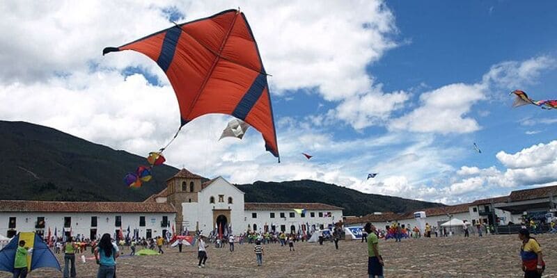 China será el país invitado del 𝗙𝗲𝘀𝘁𝗶𝘃𝗮𝗹 𝗱𝗲𝗹 𝗩𝗶𝗲𝗻𝘁𝗼 𝘆 𝗹𝗮𝘀 𝗖𝗼𝗺𝗲𝘁𝗮𝘀 de Villa de Leyva