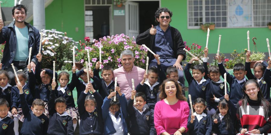 ‘Samacá es una nota’, el alcalde de Samacá entregó 420 flautas a niños de escuelas rurales