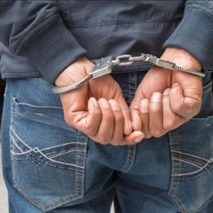 Asegurado en centro carcelario profesor de artes que habría abusado de dos de sus alumnas menores de edad