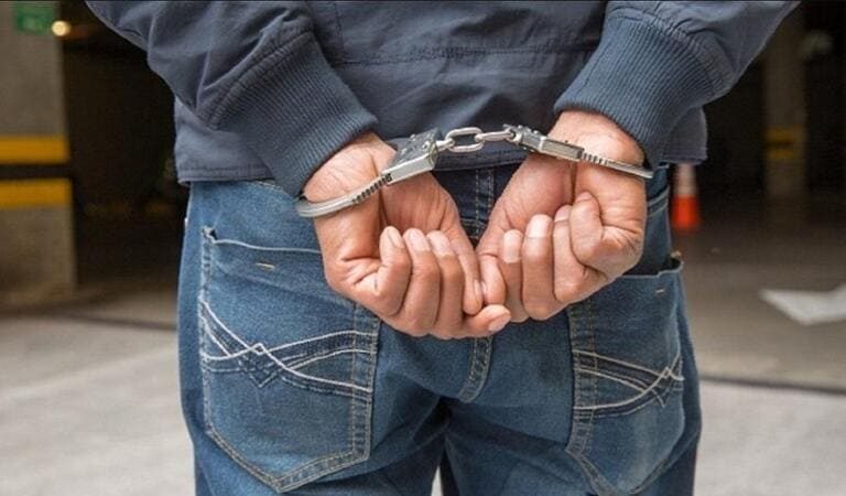 Asegurado en centro carcelario profesor de artes que habría abusado de dos de sus alumnas menores de edad