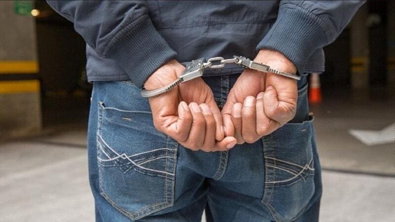 Asegurado en centro carcelario profesor de artes que habría abusado de dos de sus alumnas menores de edad