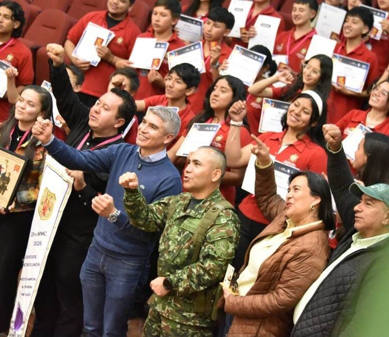 Alcalde Wilson Castiblanco Gil entrega 25 becas con universidad española para jóvenes de la Banda Sinfónica de Samacá, campeona mundial en Países Bajos