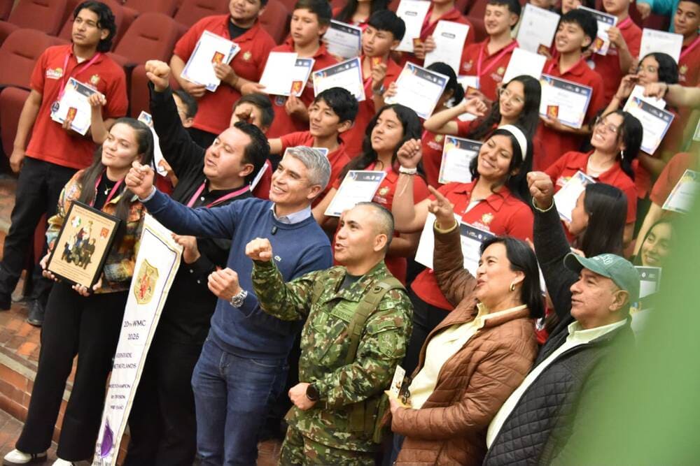 Alcalde Wilson Castiblanco Gil entrega 25 becas con universidad española para jóvenes de la Banda Sinfónica de Samacá, campeona mundial en Países Bajos