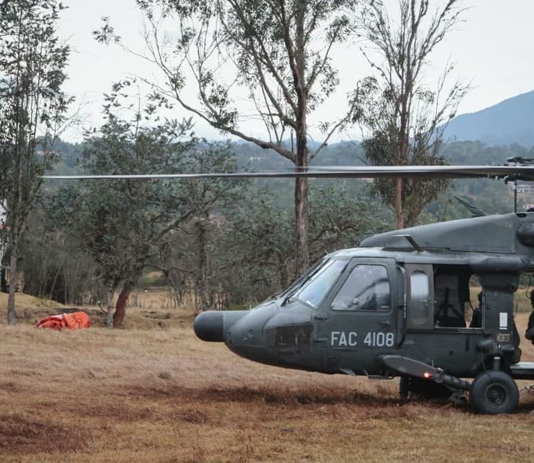Fuerte despliegue aéreo logra controlar al 90 % el incendio en Chíquiza y el Santuario de Iguaque