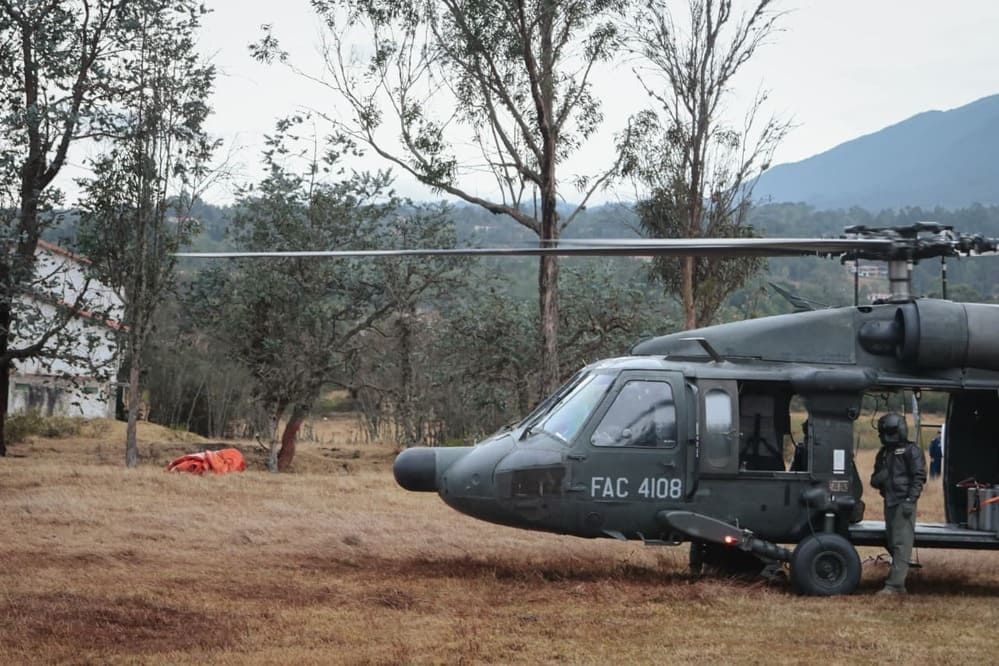Fuerte despliegue aéreo logra controlar al 90 % el incendio en Chíquiza y el Santuario de Iguaque
