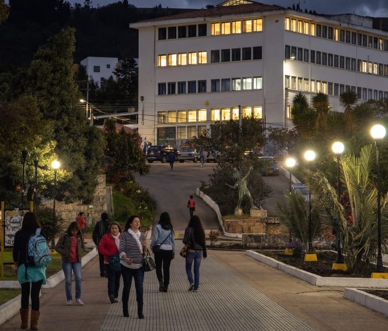 Estudiantes de la UPTC entregan 300 firmas para exigir mejoras en el alumbrado público ante fallas de seguridad