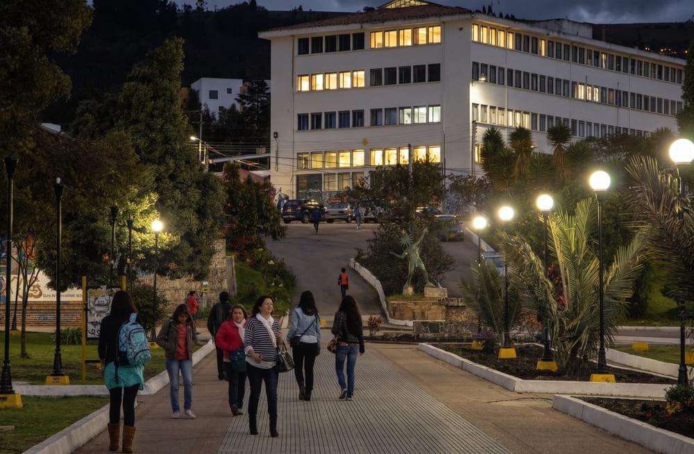 Estudiantes de la UPTC entregan 300 firmas para exigir mejoras en el alumbrado público ante fallas de seguridad